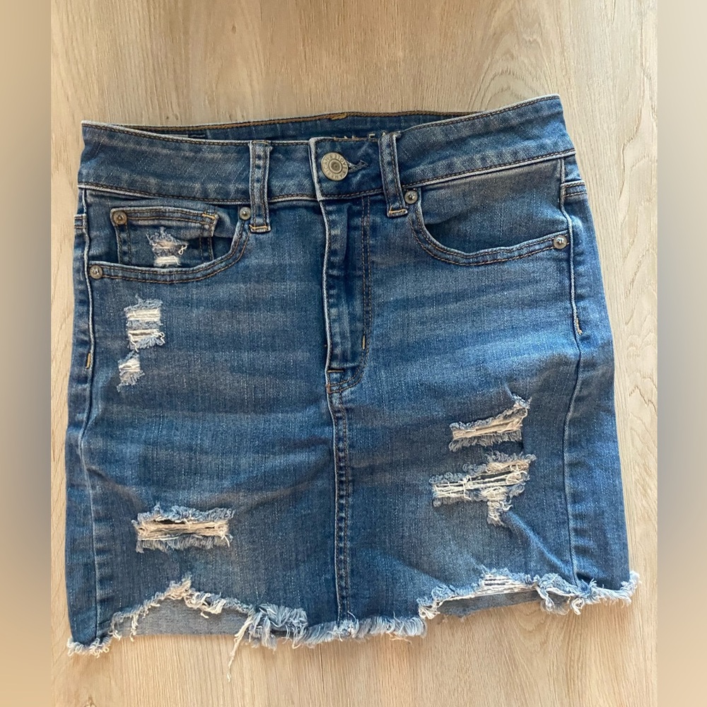 Most basic mini denim skirt from American Eagle in size 2!